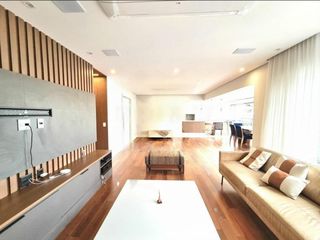 Venda de apartamento mobiliado no Campo Belo com 3 quartos, varanda, churrasqueira e closet.