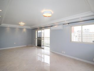 Apartamento mobiliado com 3 quartos, varanda e piscina no condomínio. Oportunidades de compra únicas.