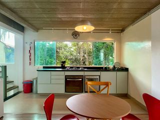 Casa com varanda, 2 quartos, mobiliada. Oportunidades de compra únicas!