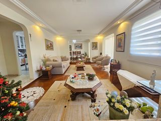 Apartamento com 3 quartos, piscina no condomínio e pode ter animais. Ideal para comprar.
