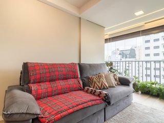 Comprar apartamento mobiliado com 3 quartos, varanda, piscina e churrasqueira no condomínio.