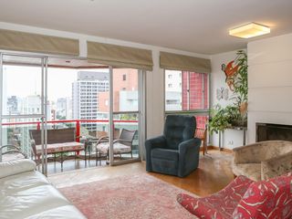 Apartamento mobiliado em Perdizes com 4 quartos, varanda e churrasqueira. Compra ideal para famílias.