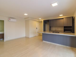 Comprar apartamento com 2 quartos, varanda e pets permitidos.