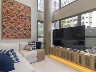 Comprar apartamento mobiliado em Indianópolis com 2 quartos e piscina. Aceitam animais.
