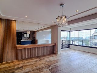 Compra este apartamento com 3 quartos, piscina no condomínio e jardim.