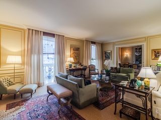 Comprar apartamento mobiliado com 2 quartos, varanda e jardim. Aceitam-se animais.