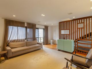 Apartamento mobiliado com 3 quartos, varanda e piscina no condomínio, ideal para comprar.