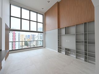 Apartamento com 2 quartos e varanda para comprar. Piscina no condomínio.