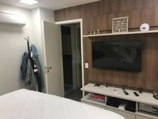 Apartamento mobiliado com varanda, 2 quartos, piscina e academia no condomínio para comprar.