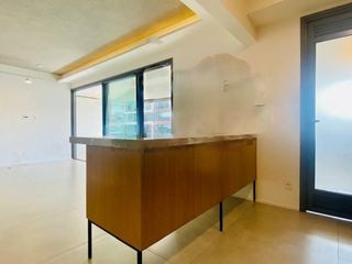 Venda de apartamento mobiliado com 3 quartos, varanda, closet e piscina no condomínio.