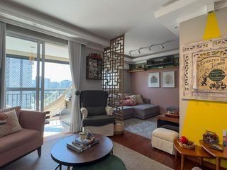 Comprar apartamento mobiliado no Campo Belo: 2 suítes, piscina e churrasqueira no condomínio.