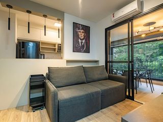 Apartamento em Pinheiros, 2 quartos, 1 suíte, varanda, piscina, mobiliado. Ideal para comprar.
