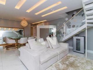 Venda de apartamento mobiliado com 3 quartos, varanda gourmet e instalações: piscina e churrasqueira.