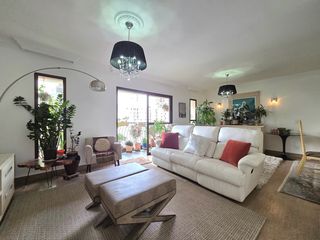 Apartamento mobiliado com 4 quartos e varanda na Vila Nova Conceição disponível para compra.