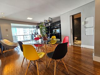 Comprar apartamento mobiliado com 2 quartos, closet e churrasqueira no condomínio.