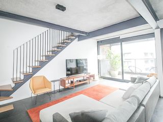 Comprar apartamento mobiliado com 2 quartos e academia no condomínio.