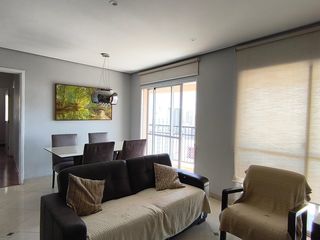 Compra este apartamento com 4 quartos e churrasqueira no condomínio. Animais de estimação permitidos.