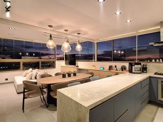 Apartamento mobiliado com 3 quartos, varanda, academia e piscina no condomínio. Ideal para compra.