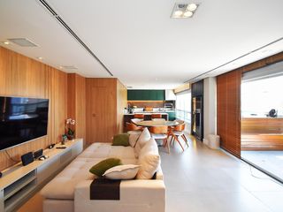 Comprar apartamento mobiliado em Pinheiros com 3 quartos, varanda e piscina no condomínio.