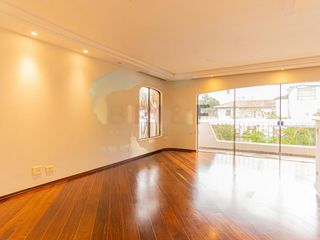 Apartamento mobiliado com 3 quartos, varanda e quintal. Piscina e academia no condomínio. Ideal para comprar. — foto 1