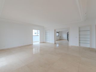 Compra apartamento com varanda, 5 quartos e piscina no condomínio.
