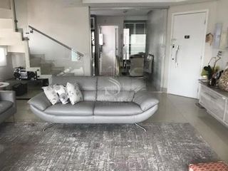Compra apartamento mobiliado na Vila Olímpia, 2 quartos, 1 suíte, varanda e churrasqueira.
