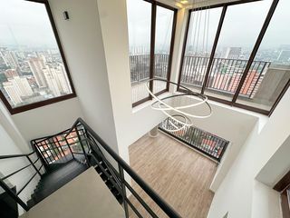 Apartamento com 2 quartos, varanda e churrasqueira. Piscina no condomínio. Ideal para comprar.