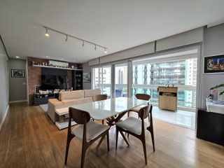 Comprar apartamento mobiliado com 2 quartos, piscina e academia no condomínio.