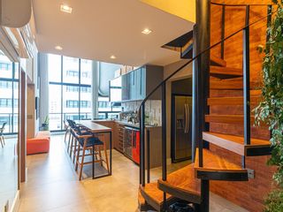 Compra apartamento mobiliado com 2 quartos, closet e piscina no condomínio.