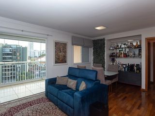 Para comprar apartamento mobiliado na Vila Ipojuca, com 2 quartos e varanda. Piscina no condomínio.