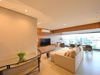 Compra apartamento com varanda e piscina na Vila Clementino. 2 suítes.