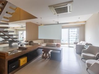 Compra apartamento mobiliado em Vila Olímpia, 3 quartos, varanda, piscina e academia no condomínio.