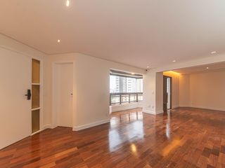 Compra apartamento no Parque Colonial com 3 quartos, churrasqueira, varanda e quintal.