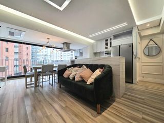 Compra apartamento mobiliado na Vila Olímpia com 2 quartos e varanda. Piscina e academia no condomínio.