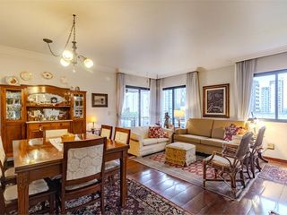 Apartamento mobiliado em Campo Belo com 3 quartos, closet e academia no condomínio, ideal para comprar.