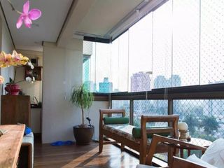 Venda de apartamento mobiliado com 3 quartos, varanda, quintal e churrasqueira.