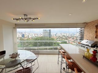 Comprar apartamento no Itaim Bibi com 2 quartos e piscina no condomínio.
