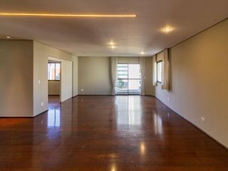 Venda de apartamento em Campo Belo com 4 suítes e varanda.