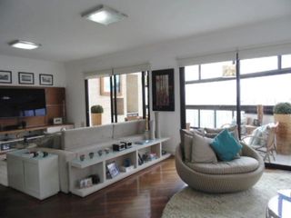Apartamento mobiliado com 5 quartos e varanda para comprar.