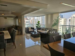 Apartamento mobiliado com 3 quartos, varanda e closet. Ideal para compra e aceita animais.