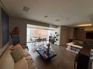 Comprar apartamento mobiliado com 3 suítes, varanda, closet e academia, piscina e churrasqueira no condomínio.