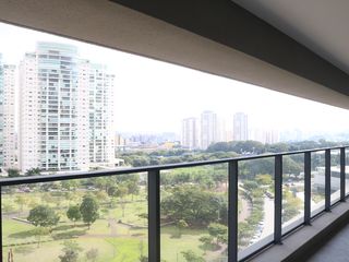Apartamento com 4 quartos, varanda e piscina no condomínio. Ideal para compra.