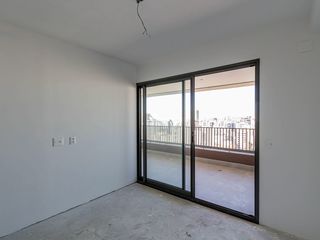 Apartamento com 2 quartos e piscina no condomínio, ideal para comprar.