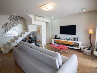 Comprar apartamento mobiliado em Campo Belo com 2 suítes, varanda, quintal e piscina no condomínio.