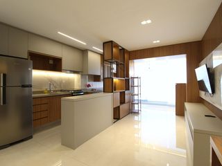 Venda de apartamento mobiliado com 2 quartos, 1 suíte, piscina e academia no condomínio.