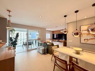 Apartamento mobiliado com 2 quartos e varanda para comprar. Aceitam animais de estimação.