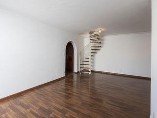 Compra de apartamento: 5 quartos, varanda, churrasqueira no condomínio. Animais permitidos.