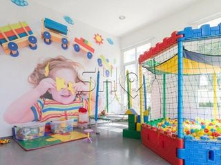 Compra apartamento mobiliado com 2 suítes, varanda gourmet e churrasqueira no condomínio.
