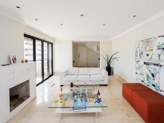 Comprar apartamento mobiliado com 4 quartos e piscina. Animais permitidos.