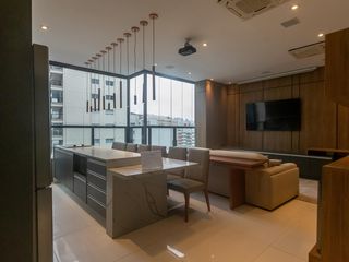 Compra apartamento mobiliado no Itaim Bibi, 2 quartos, piscina no condomínio.